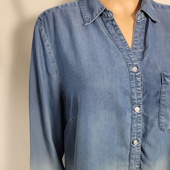 Chico's Women's Ombre Blue to White Button Down Shirt in a Size 2 (Large) - Picture 3 of 13